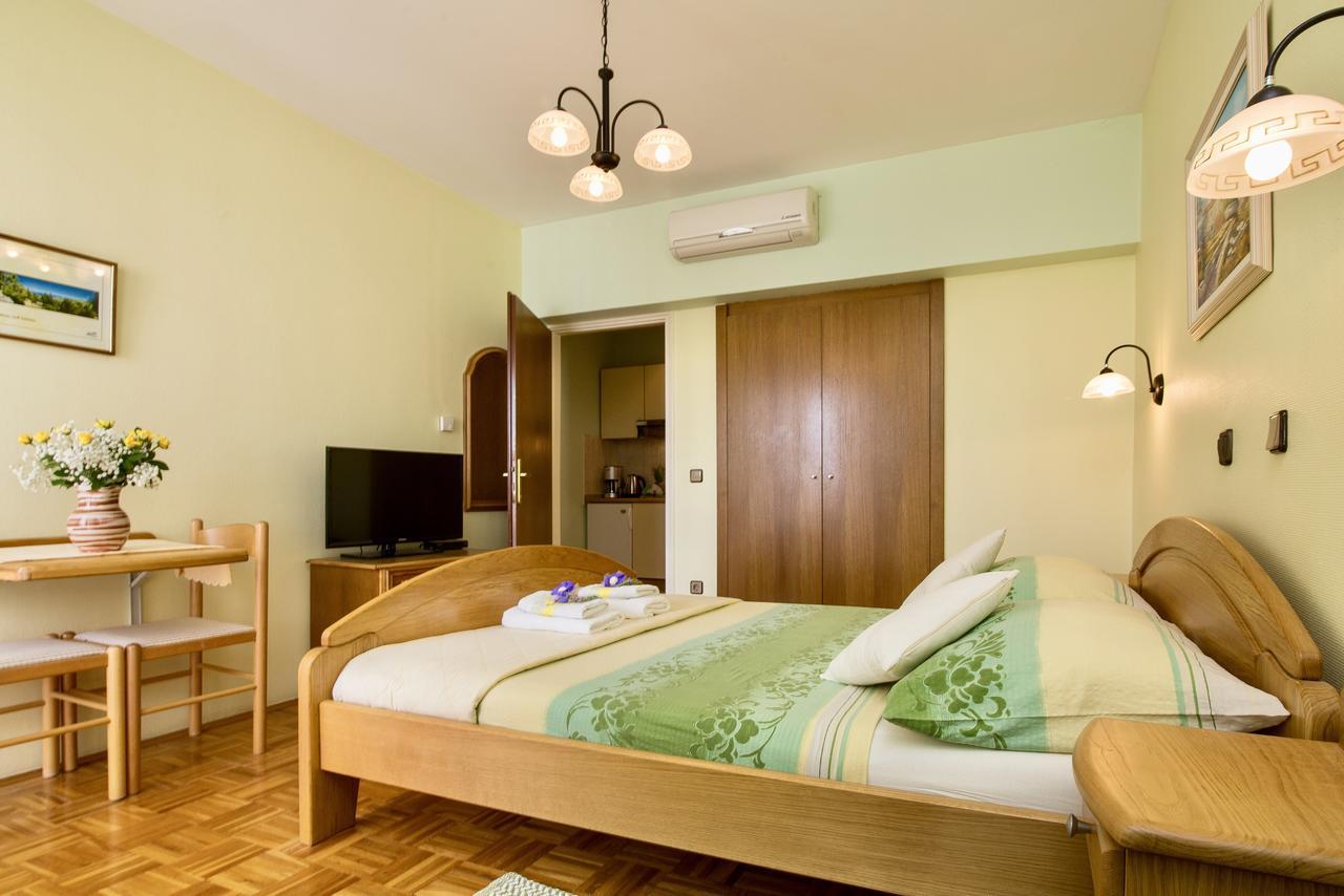 Pansion Adria Hotel Sveti Filip i Jakov Exterior photo